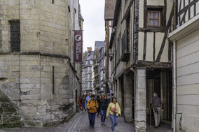 Bild: Rue Saint Romain vor dem Musee Jeanne d´Arc in Rouen