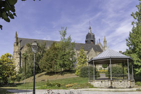 Bild: Jardin de Fougères mit Blick auf Èglise Saint-Léonard