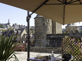 Bild: Im Restaurant L´Auberge mit Blick auf das Château de Fougères