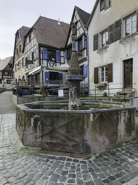 Bild: Fontaine am Place de Marché in Dambach-la-Ville