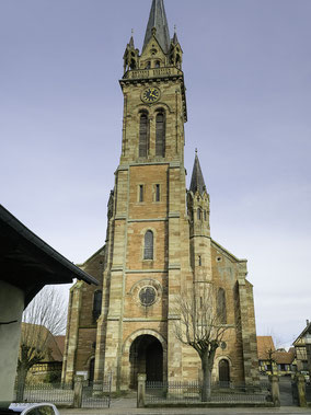 Bild: Der beieindruckende Turm der Église Saint Etienne in Dambach-la-Ville