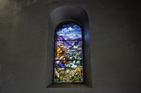 Bild: Buntglasfenster in der Chapelle Notre-Dame d´Héas in den Pyrenäen
