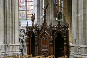 Bild: Kunstvoll geschnitzter Beichtstuhl in der Cathédrale Sainte-Croix d´Orléans in Orléans