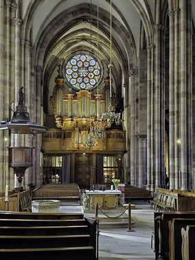 Bild: Altar mitte, Taufstein links unter Kanzel und Silbermannorgel in der Église Saint-Thomas in Strasbourg