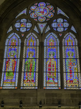 Bild: Buntglasfenster in der Cathédrale Notre-Dame de Strasbourg 