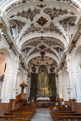 Bild: Im Mittelschiff der Iglesia Parroquial de Santiago in Málaga 