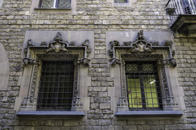 Bild: Gebäude neben dem Pont del Bisbe, Barcelona