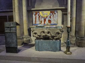 Bild: Taufbecken beim Hochaltar in der Carthédrale Saint-Vincent in Saint-Malo