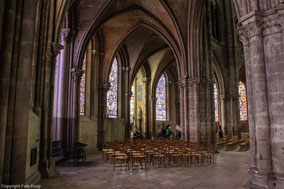 Bild: Kunstvolle Buntglasfenster in der gotische Kathedrale Saint-Étienne von Bourges