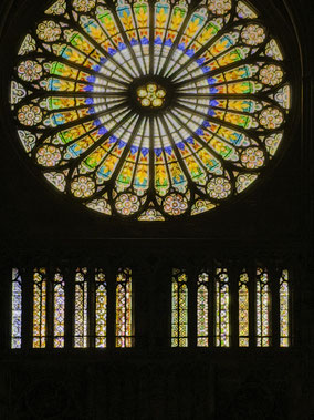 Bild: Buntglasfenster der Rosette in der Cathédrale Notre-Dame de Strasbourg