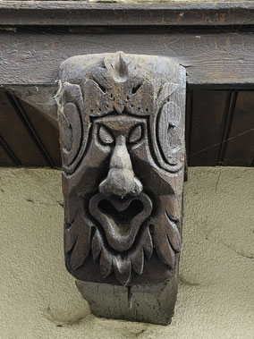 Bild: Schnitzereien an Fachwerkhäuser in Dambach-la-Ville 