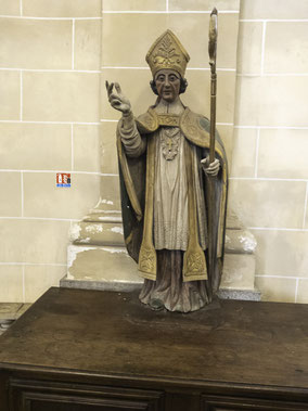 Bild: Statue in der Basilique Saint-Gervais d'Avranches