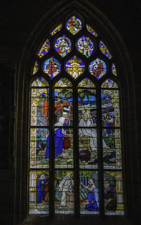 Bild: Glasfenster in der Église Saint-Sulpice de Fourgères in Fourgères