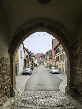 Bild: Blick durch das nördliche Stadttor in Bœrsch