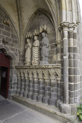 Bild: Statuen im Portal der Église Saint-Suliac