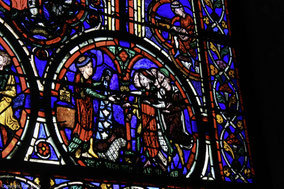 Bild: Kunstvolle Buntglasfenster in der gotische Kathedrale Saint-Étienne von Bourges