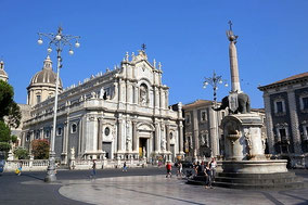 Catania Private Walking Tour from Messina, Catania or Taormina with Food and Wine Tasting