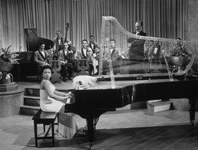 Hazel Scott, con acompañamiento de orquesta