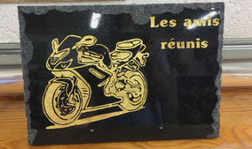 gravrue-funeraire-moto-sport-mecanique-passion-casque-motard