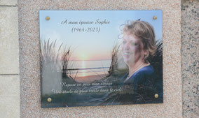 plaque-verre-funeraire-mural-murale-trous-mur-fixation