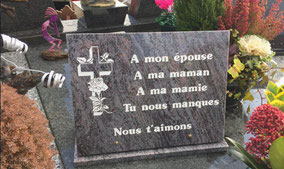 gravure-funeraire-croix-fleurie-fleur-rose