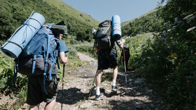 Junge 13 auf einer Wanderung im Vater und Sohn Urlaub. 