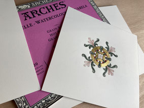 Le papier de qualité peut être une alternative au parchemin. Ici, usage d'un papier coton Arches de 300g.