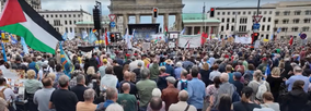 Kundgebung "Stoppt den Völkermord in Gaza" "Frieden statt Wettrüsten" am 13.9.2025 am Brandenburger Tor in Berlin