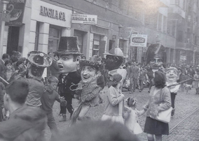 Unos cabezudos acompañando a los del ayuntamiento en 1963 ¿de algún barrio? 