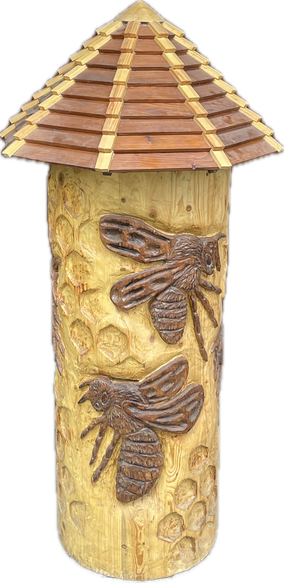 Kettensägenschnitzerei, beeindruckende Kettensägen-Skulptur einer detaillierten Klotzbeute, Bienenbeute von Jessica Hilleke, geschnitzt aus Holz. Stunning chainsaw carving of an bee hive sculpture by Jessica Hilleke, hand-carved wood art