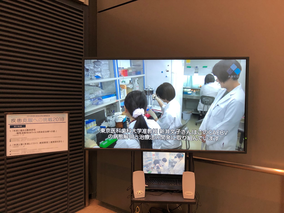 事前に取材を受けた際のインタビュー映像や、ラボの風景がビデオで流れました。多くの方にCAEBVへの取り組みを知っていただければと思います。