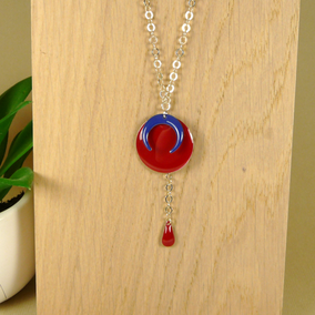 Pendentif émaillé rouge ; breloque croissant de lune ; lune bleue ; pendentif chaîne en argent