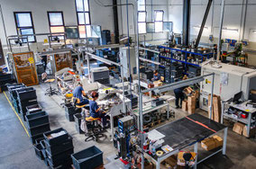 Blick in eine Produktionshalle am Produktionsstandort von Aludesign in Italien.