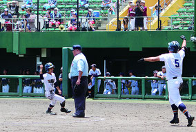 八重高は川満の決勝打で新城(一)が生還しサヨナラ勝ちした=2日、コザしんきんスタジアム