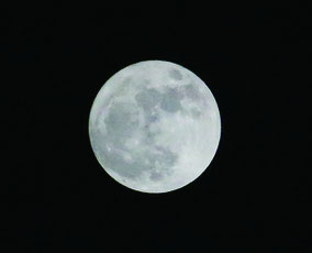 最接近の午後8時20分ごろの月