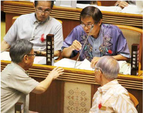 県議会一般質問で、県職員と答弁を調整する翁長知事(左下)=2日
