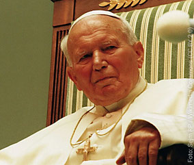 Portraitfoto von Papst Johannes Paul II. in seinem Stuhl.