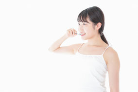 ワイヤー矯正（表側・歯の裏側）：ブラケットの上下を細かく磨く