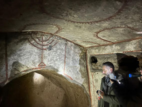 OmoGirando la catacomba ebraica
