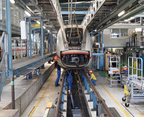 Blick in die 400 Meter langen Hallen des ICE-Instandhaltungswerks in Hamburg-Langenfelde, das eines der modernsten in Deutschland ist.