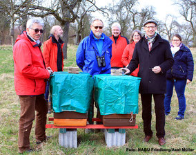 Am Bienen-Lehrstand: Ernst Ruppel (li), Harald Bernd (3.v.li), Jan Weckler (2.v.re)