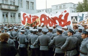 Manifestation Solidarnosc et policiers en nombre