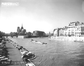 Voitures garées en nombre sur les berges