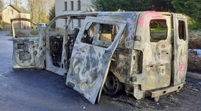 Véhicule de police incendié