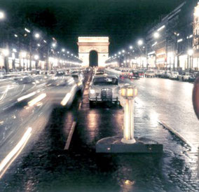 Taxis stationnant au milieu de l'avenue des Champs Elysées