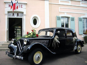 Citroen traction 11B AVEC FLEURS ET COLIFICHETS DEVANT MAIRIE