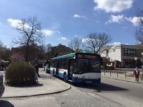 Zwei Busse, eine Richtung, unterschiedliche Ziele. Das kann verwirren. Foto: SPD-Taufkirchen