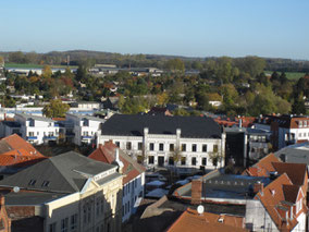Als eine der ältesten Städte Mecklenburgs liegt Grevesmühlen eingebettet in der typischen Landschaft aus Hügeln, Wäldern und einer direkten Lage an zwei Seen