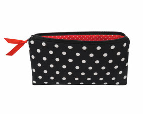schwarze schminktasche und kosmetiktasche mit weißen punken, innen rot mit punkte in weiss. Verschlossen mit schwarzen reißverschluss