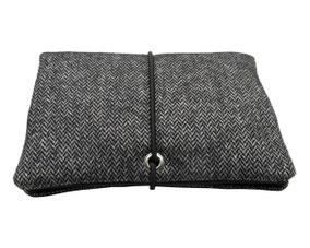 Handgemachte Fischgrät-Tabaktasche und tabakbeutel aus Wollstoff in grau/schwarz mit 3 Fächern und Blättchenspender, ideal als Drehertasche.